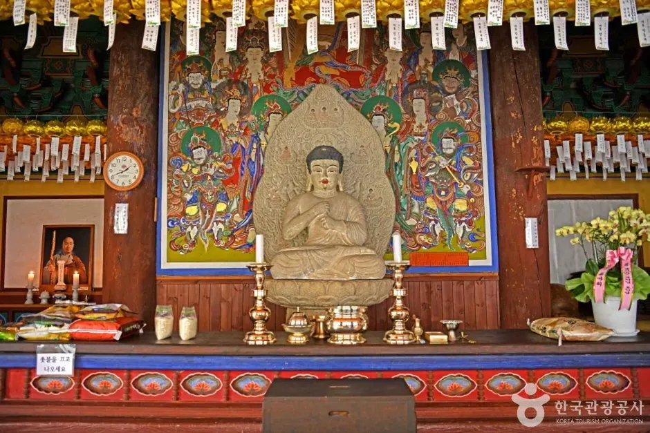 각연사 비로전 안에 모신 석조비로자나불좌상 — 연꽃 대좌와 배 모양 광배를 갖춘 돌부처