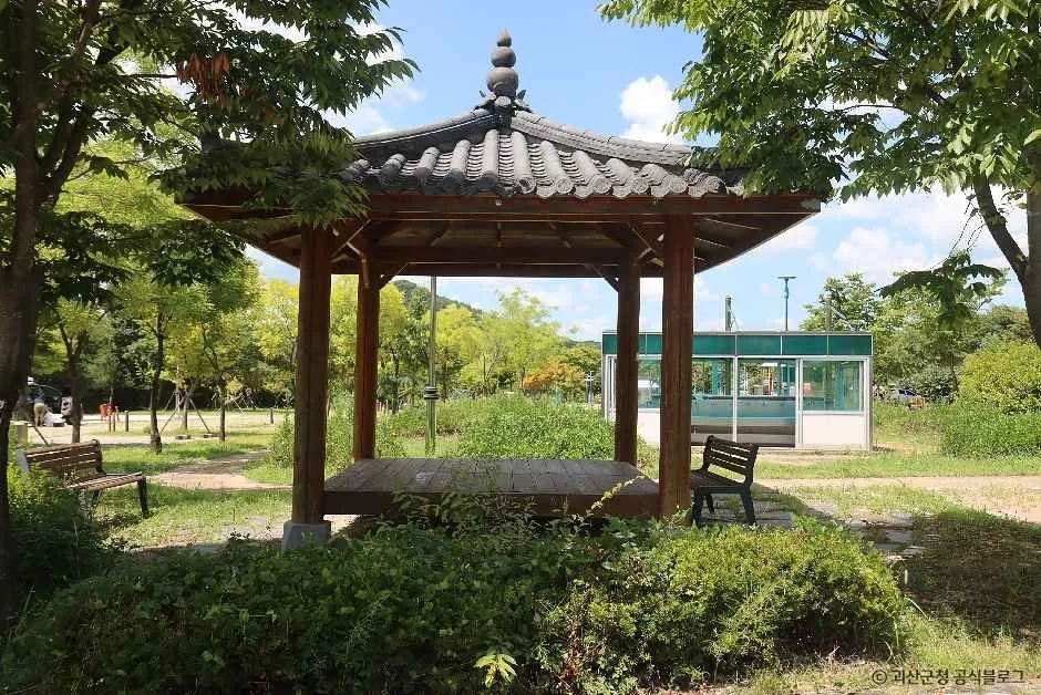 괴강국민여가캠핑장 잔디밭에 선 기와지붕 정자와 벤치