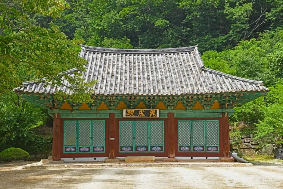 숲을 등지고 선 각연사 비로전 전각
